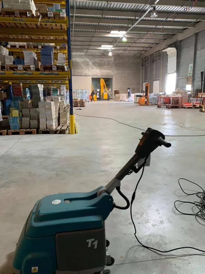 Autolaveuse en nettoyage industriel d'entrepôt
