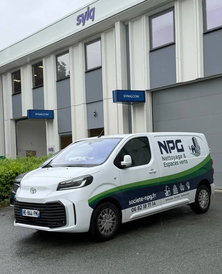 Camionnette NPG devant une entreprise cliente dans l'Essonne