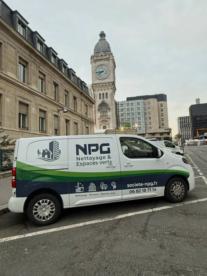 Camionnette NPG devant un site commercial