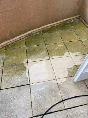Décrassage d'une terrasse carrelée à la haute pression dans l'Essonne