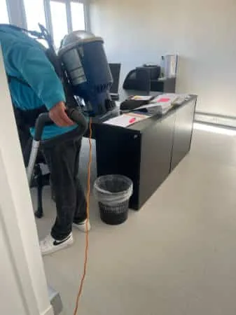 Aspiration des sols de bureaux à l'aspirateur dorsal dans l'Essonne
