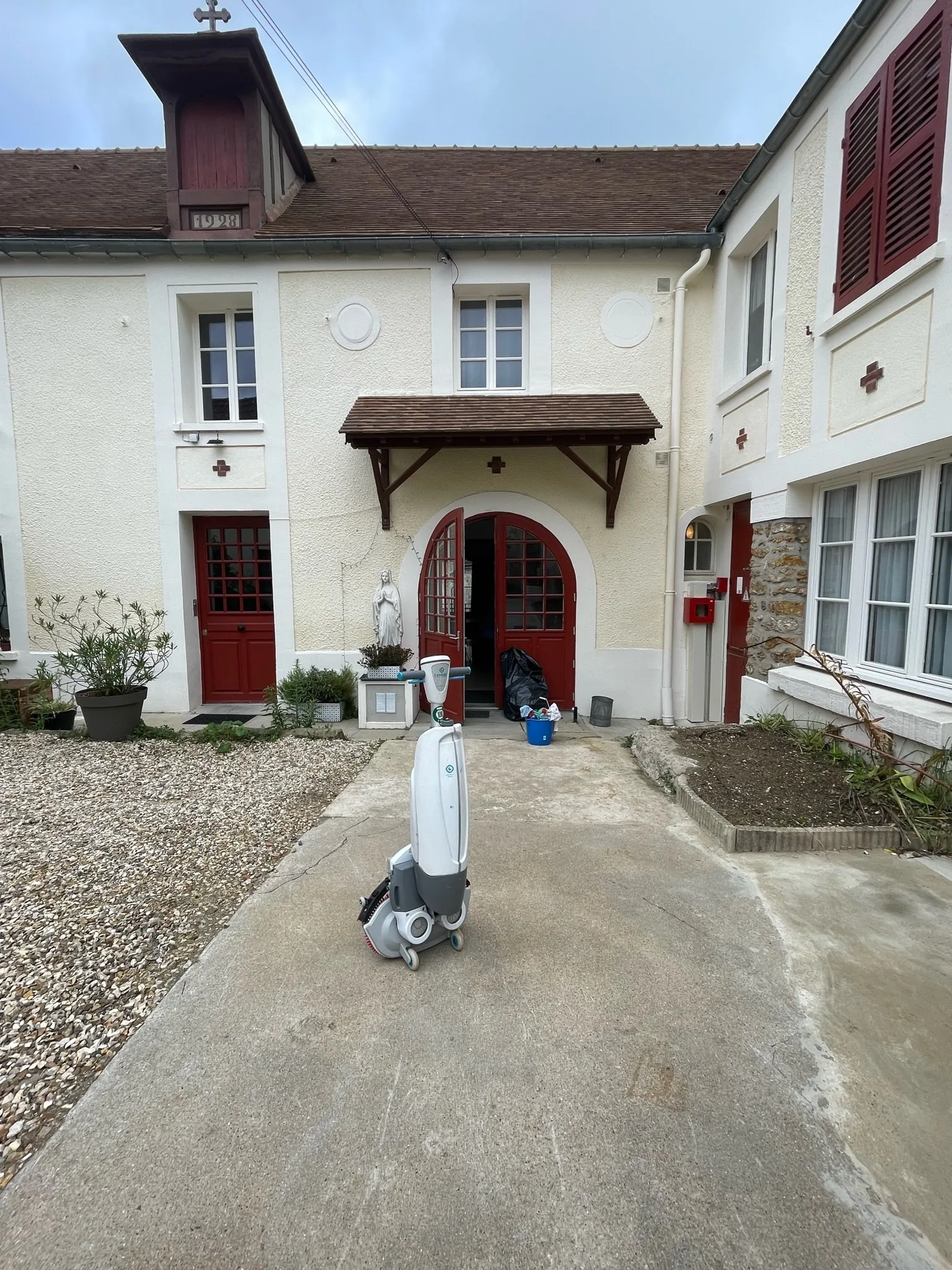Nettoyage d'une cour extérieure de copropriété à l'autolaveuse dans l'Essonne