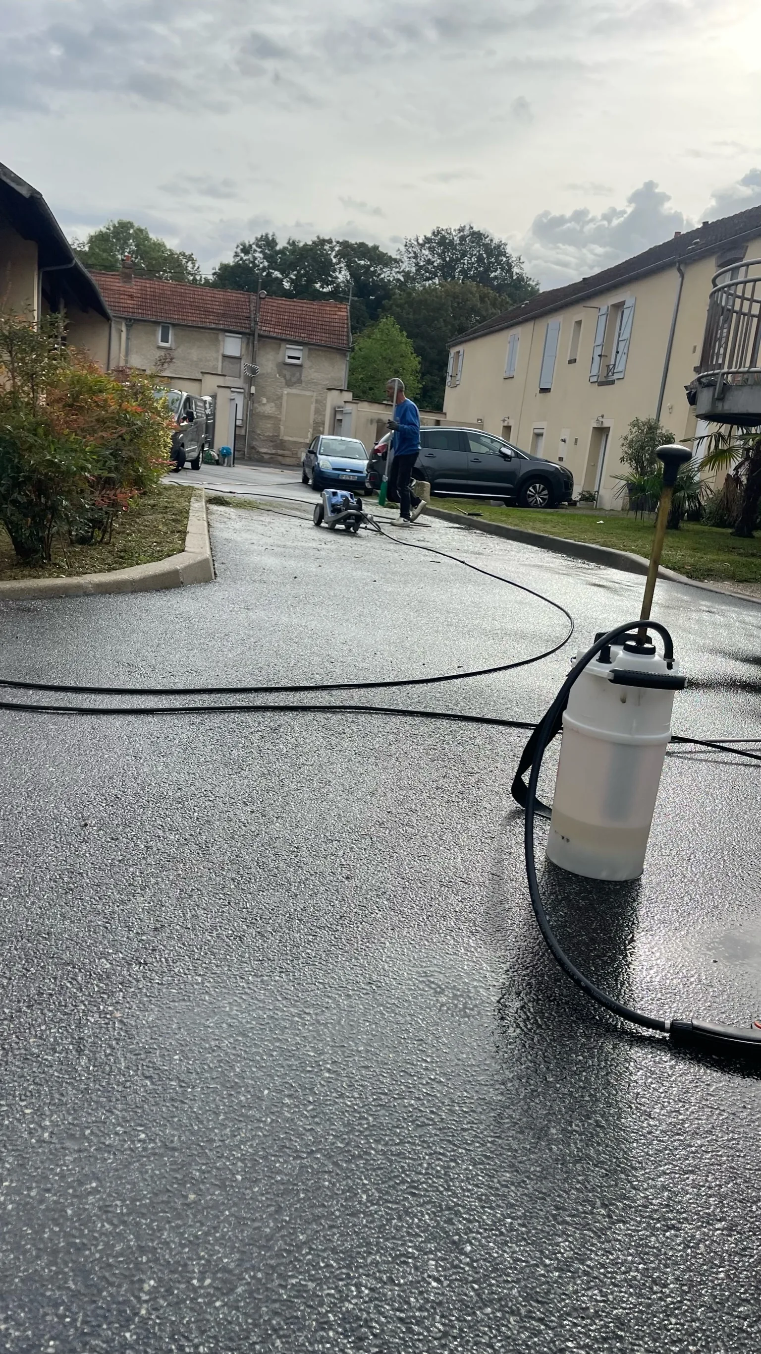 Nettoyage haute pression de la cour d'un immeuble dans l'Essonne