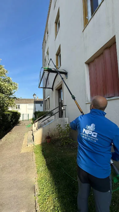 Nettoyage de l'entrée d'un habitat collectif