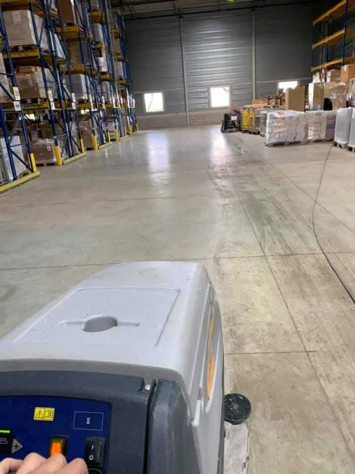Nettoyage d'un sol industriel à l'autolaveuse dans l'Essonne