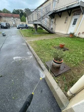 Nettoyage et entretien des extérieurs d'une résidence dans l'Essonne
