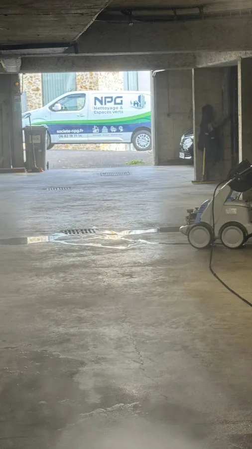 Nettoyage d'un parking couvert