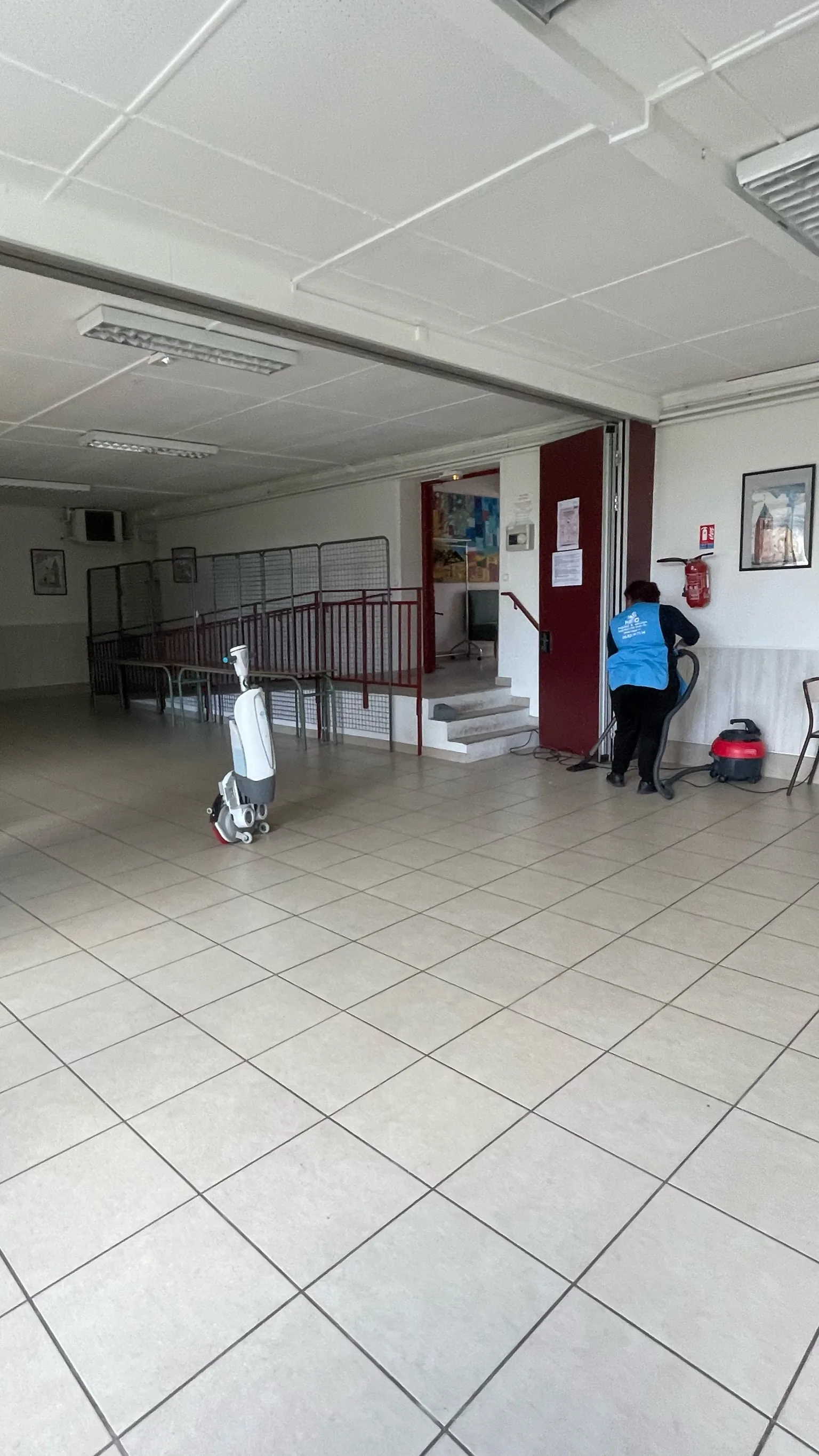 Nettoyage d'une salle de réception d'un bâtiment public dans l'Essonne