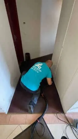 Nettoyage du sol d'un couloir de bâtiment public dans l'Essonne